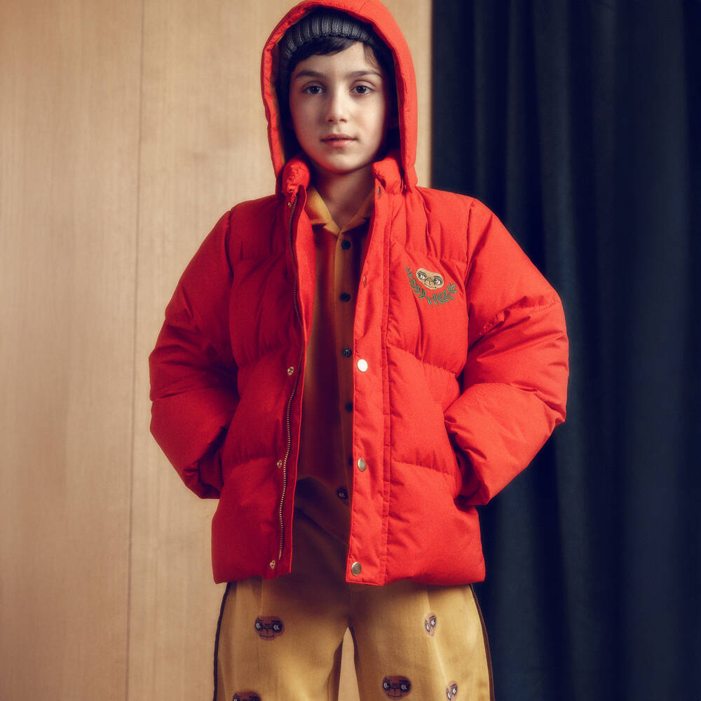 Mini Rodini-جاكيت منفوخ بغطاء رأس مطرز لون أحمر | Childrensalon