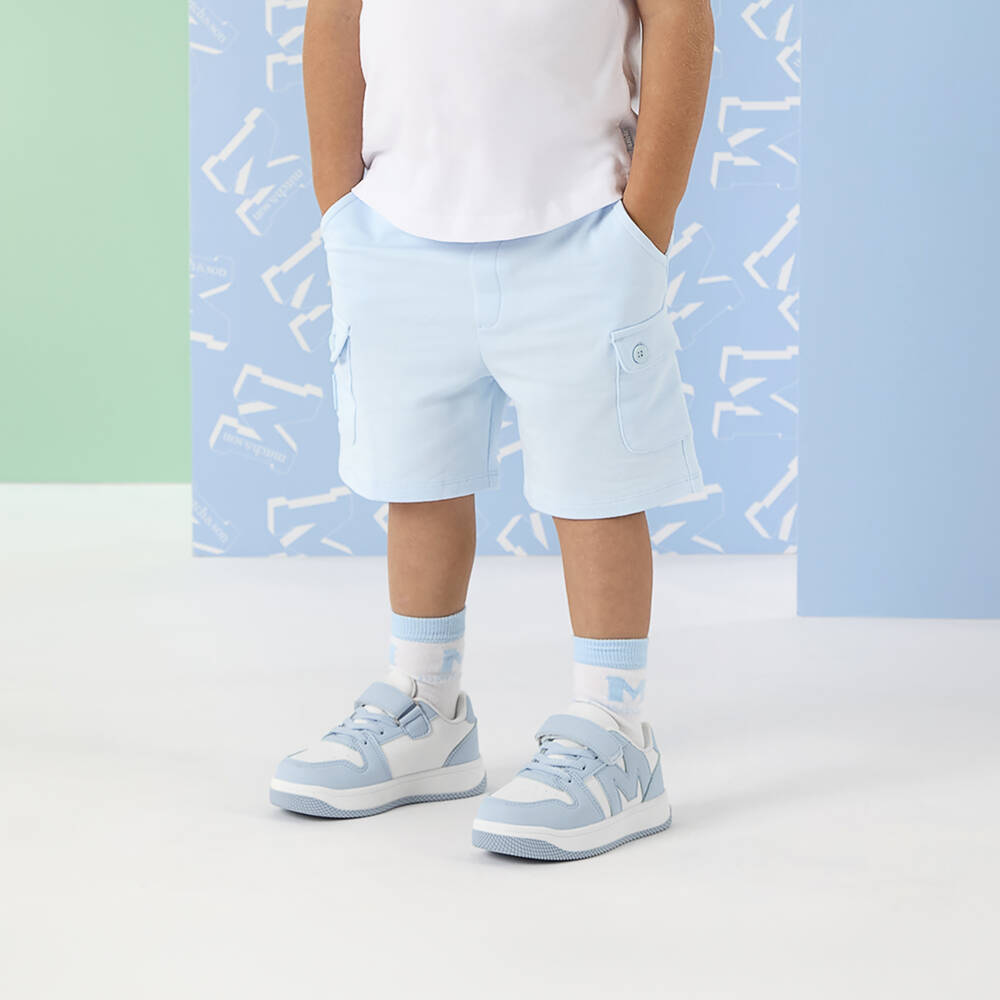 Mitch & Son-حذاء رياضي بشريط لاصق لون أبيض وأزرق فاتح لللأولاد | Childrensalon