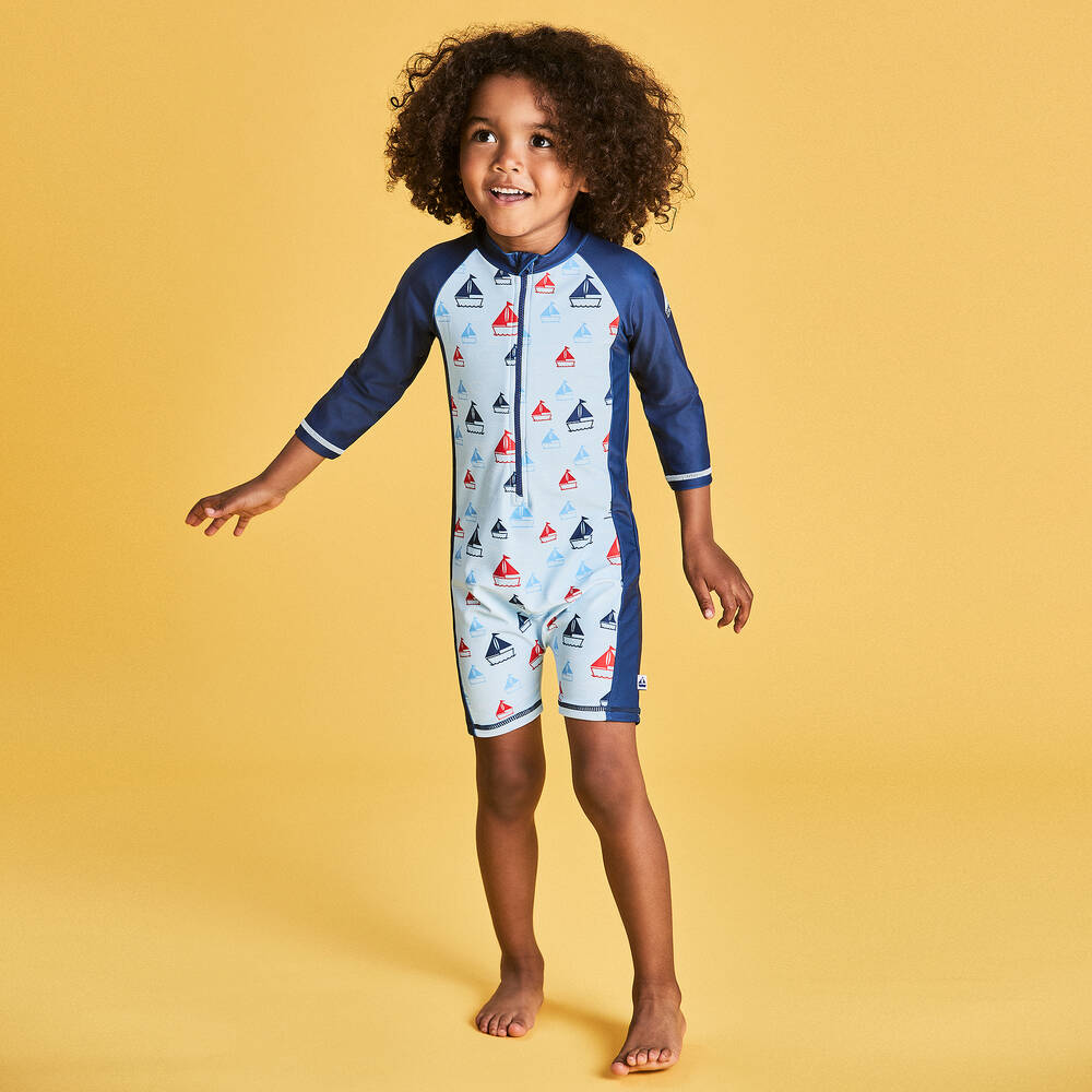 Mitty James-بدلة واقية من الشمس بطبعة قوارب لون أزرق للأولاد (+UPF50) | Childrensalon