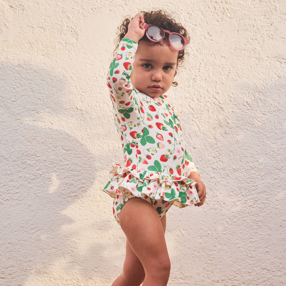 Molo-مايوه بأكمام طويلة ونقشة الفراولة لون أبيض للبنات (UPF50+) | Childrensalon