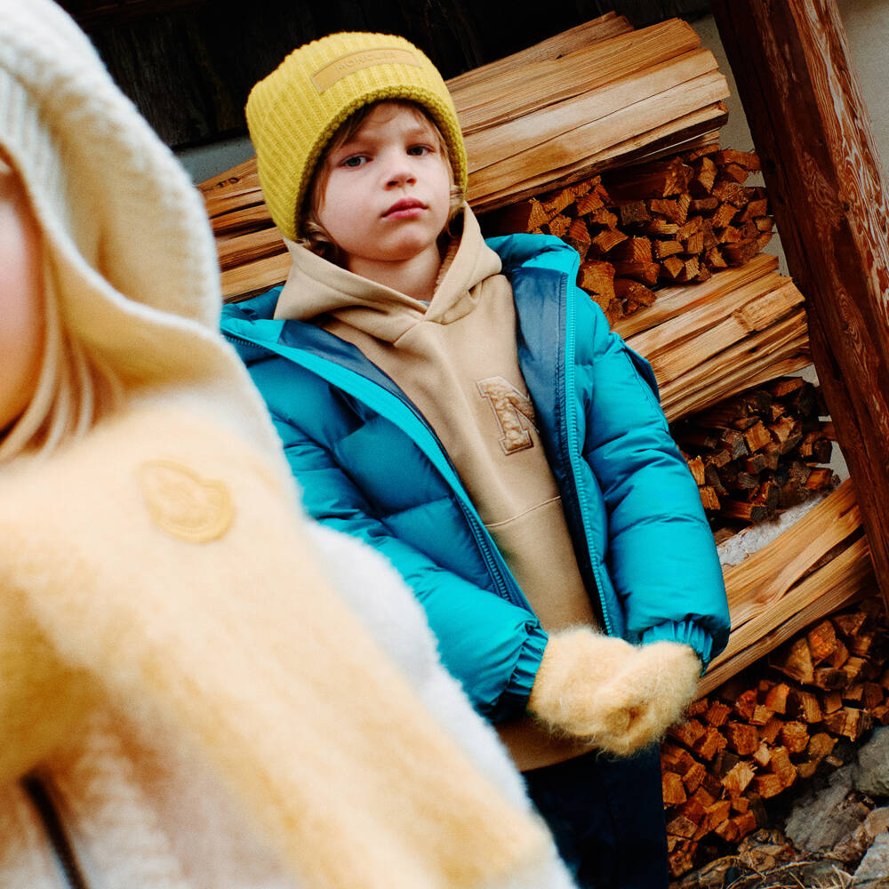 Moncler Enfant-هودي قطن ببطانة فليس لون بيج للأولاد بشعار فارسيتي | Childrensalon