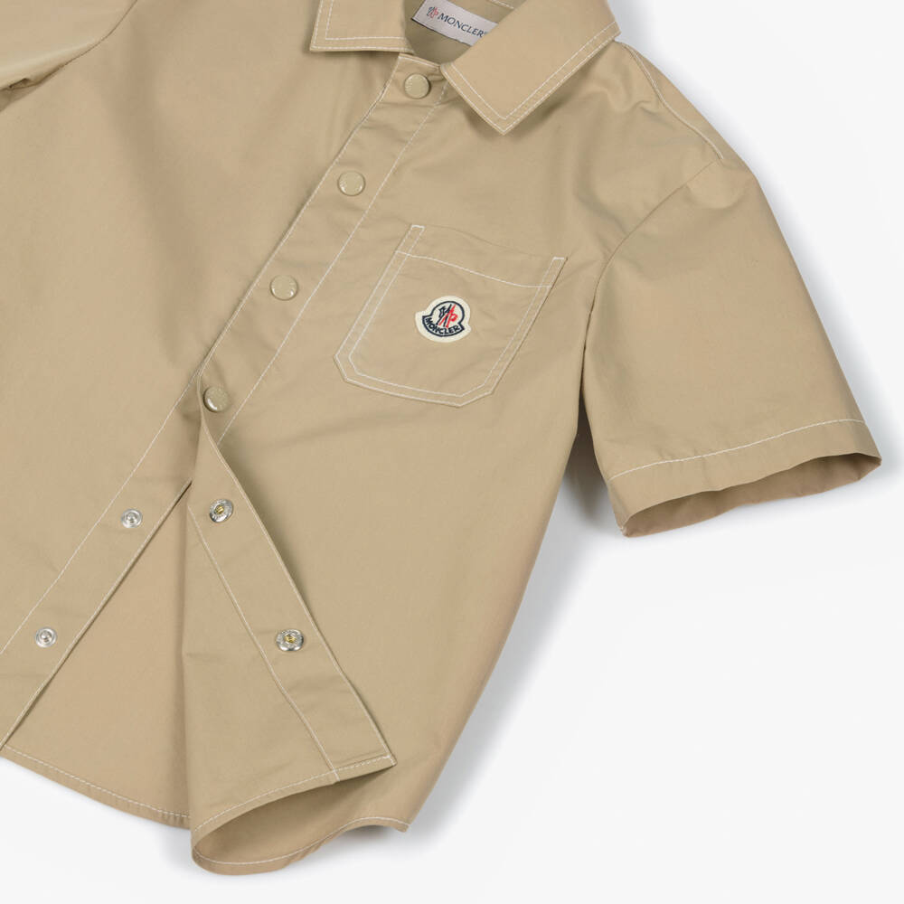Moncler Enfant-قميص بوبلين بجيب مزين بشعار لون بيج للأولاد | Childrensalon