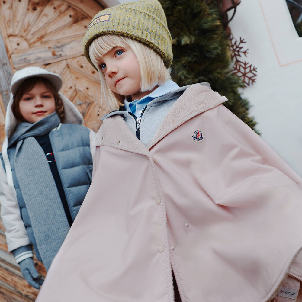 Moncler Enfant-Накидка розовая двусторонняя из плюша и сатина с капюшоном для девочек | Childrensalon