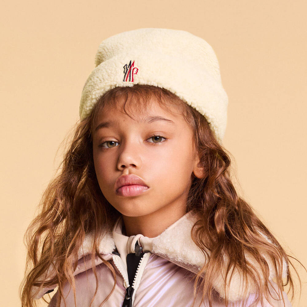 Moncler Enfant-Шапка из шерпа флиса кремовая с вышитым логотипом | Childrensalon