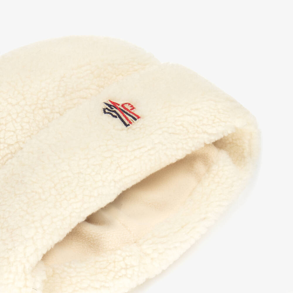 Moncler Enfant-Шапка из шерпа флиса кремовая с вышитым логотипом | Childrensalon