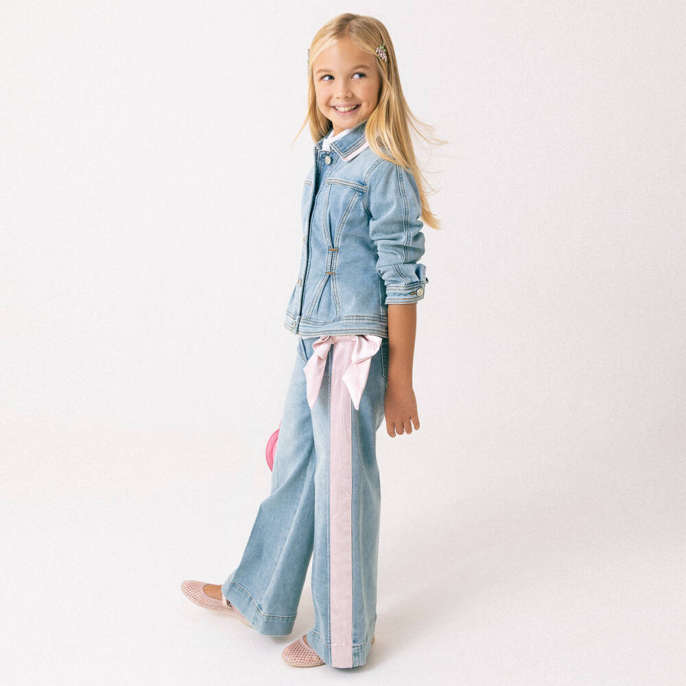 Monnalisa Шик-Джинсы голубые из денима с розовым атласным бантом и боковой полосой для девочек | Childrensalon