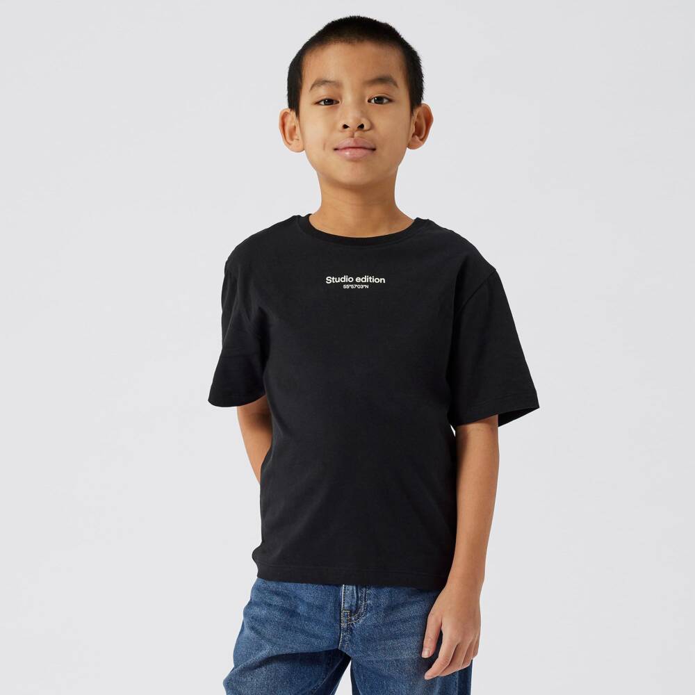 NAME IT-Футболка черная из органического хлопка с логотипом-координатами для мальчиков | Childrensalon