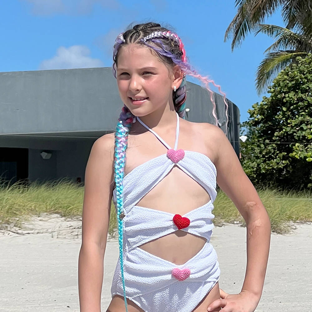 Nessi Byrd-Купальник белый с розовыми и красными сердцами для девочек | Childrensalon