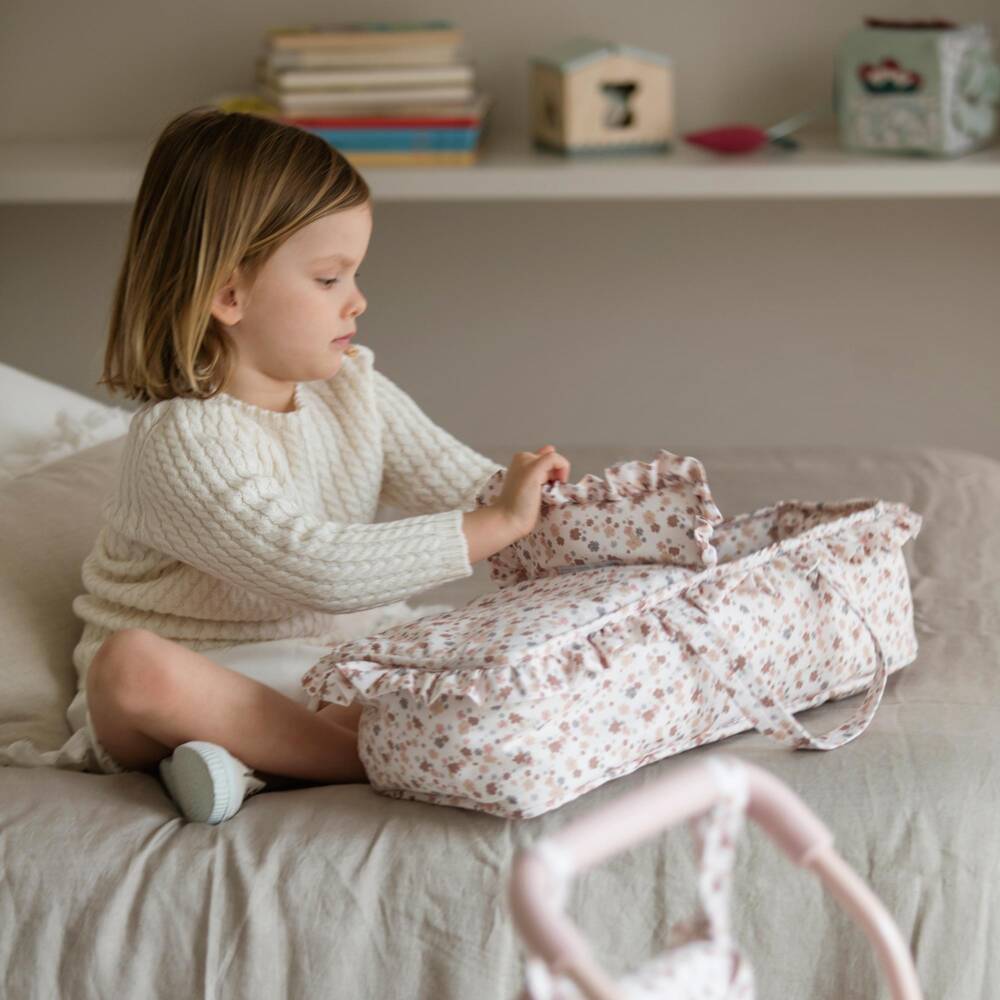 Pasito a Pasito-سرير لحمل الدمية بطبعة ورود لون عاجي للبنات (46 سم) | Childrensalon