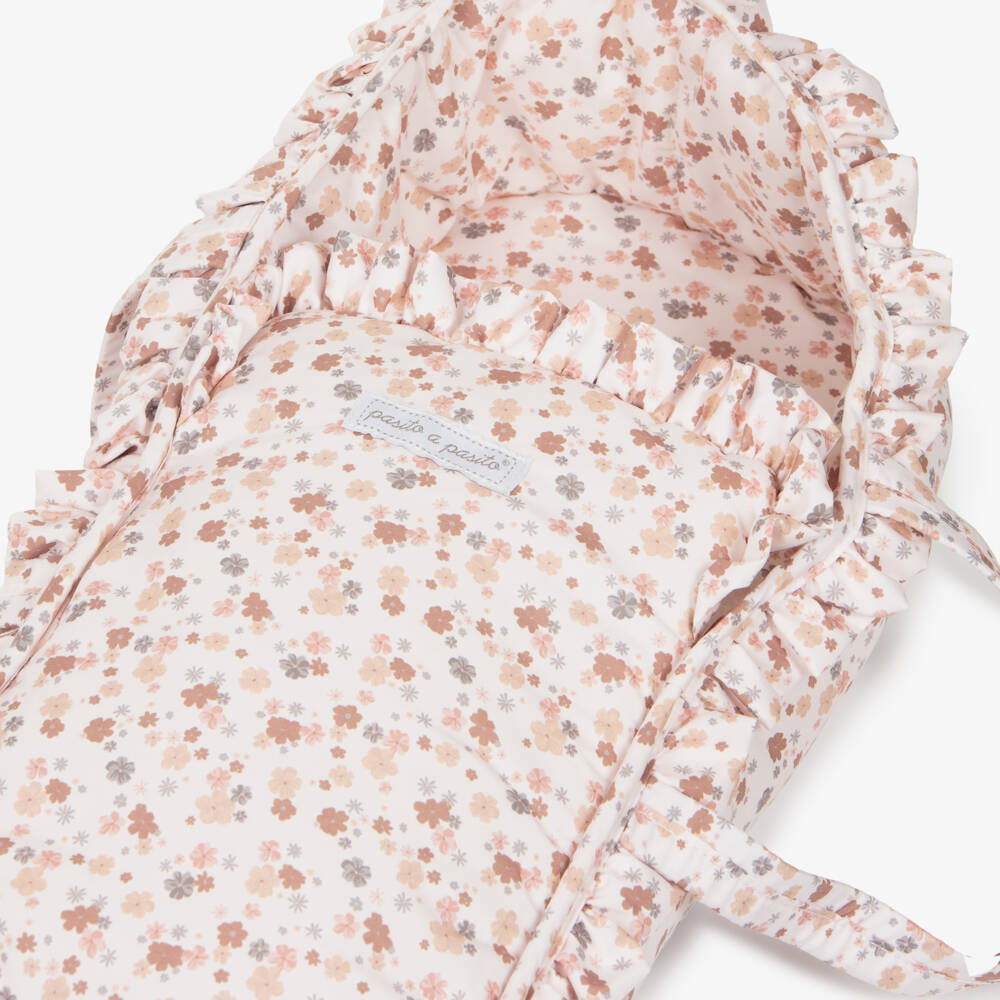 Pasito a Pasito-سرير لحمل الدمية بطبعة ورود لون عاجي للبنات (46 سم) | Childrensalon