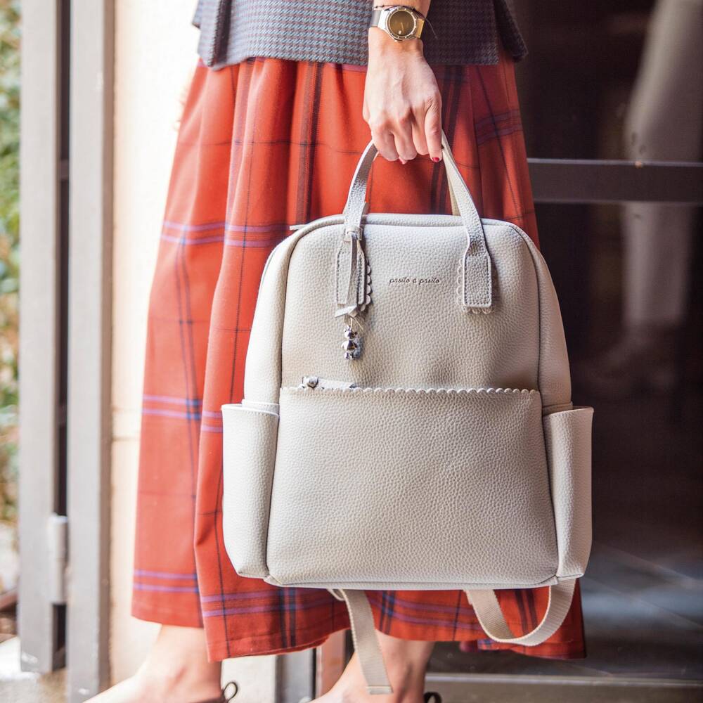 Pasito a Pasito Walking Mum-حقيبة ظهر لتغيير الحفاضات جلد صناعي لون رمادي (38 سم) | Childrensalon