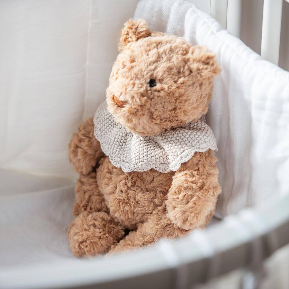 Pasito a Pasito Walking Mum-Плюшевый мишка Тедди с бежевым вязаным воротником (26см) | Childrensalon
