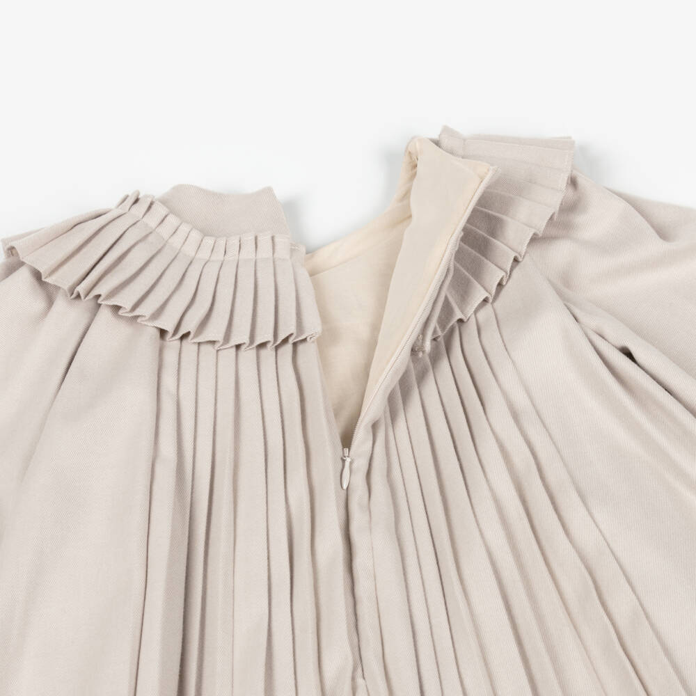 Patachou-Бежевое плиссированное платье из твила с черным бархатным бантом | Childrensalon