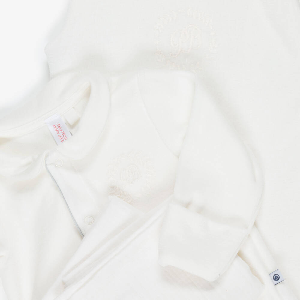 Petit Bateau-Подарочный комплект с комбинезоном кремовый велюровый с муслиновым чехлом (30см) | Childrensalon