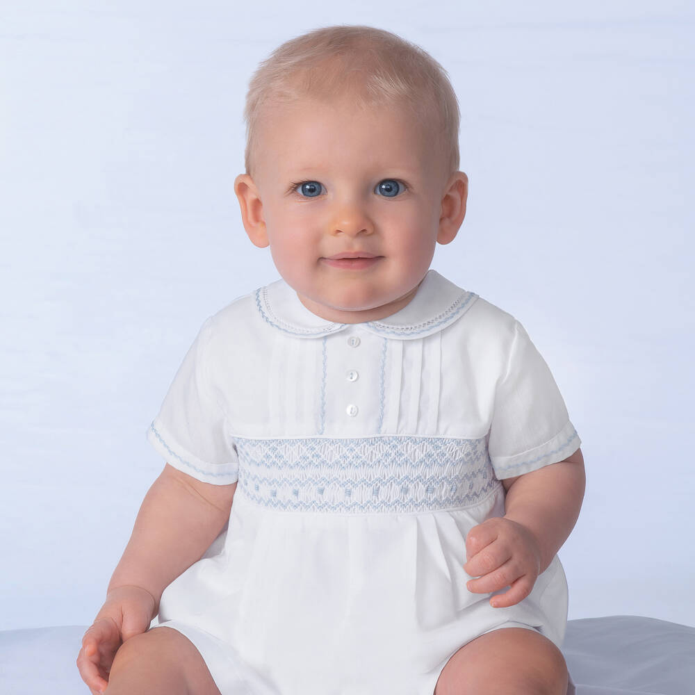 Sarah Louise-Короткий белый комбинезон с синей отделкой и сборками | Childrensalon