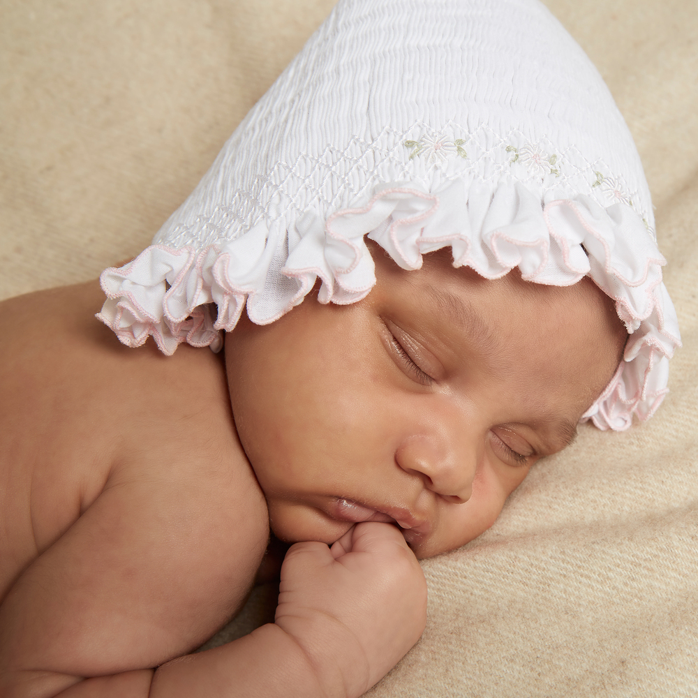 Sarah Louise-Белый чепец со сборками ручной работы | Childrensalon