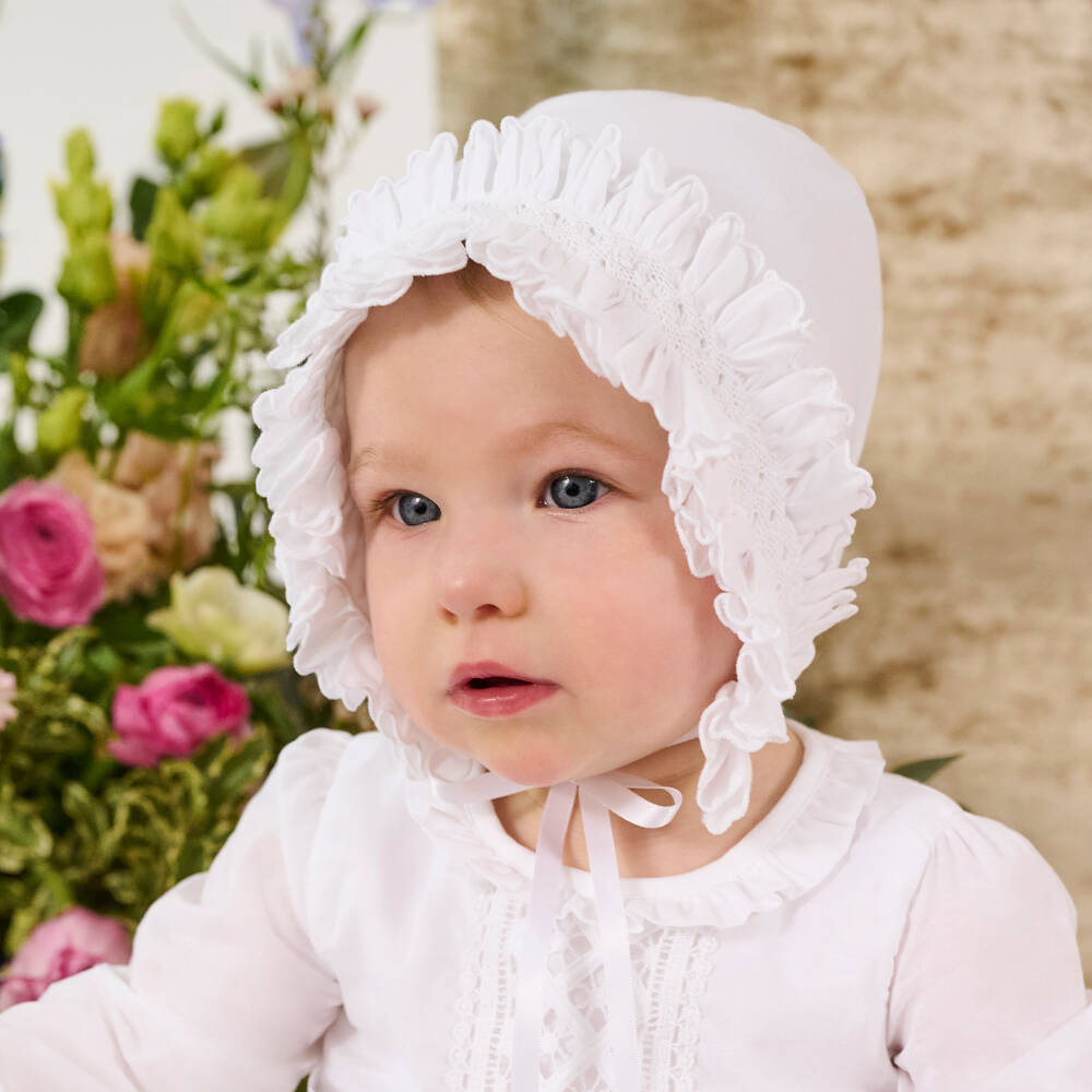 Sarah Louise-Белый чепец со сборками для малышей | Childrensalon