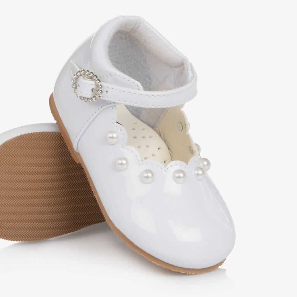 Sevva-حذاء جلد صناعي مرصع بلؤلؤ صناعي لون أبيض للبنات | Childrensalon