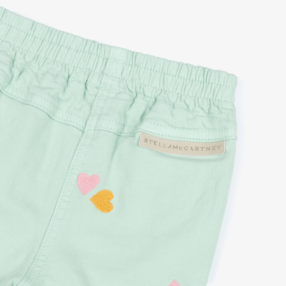 Stella McCartney Kids-Джинсы пастельно-зеленые с вышитыми сердечками для малышек | Childrensalon