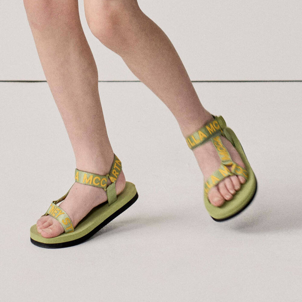 Stella McCartney Kids-Сандалии оливково-жёлтые с логотипом для мальчиков | Childrensalon