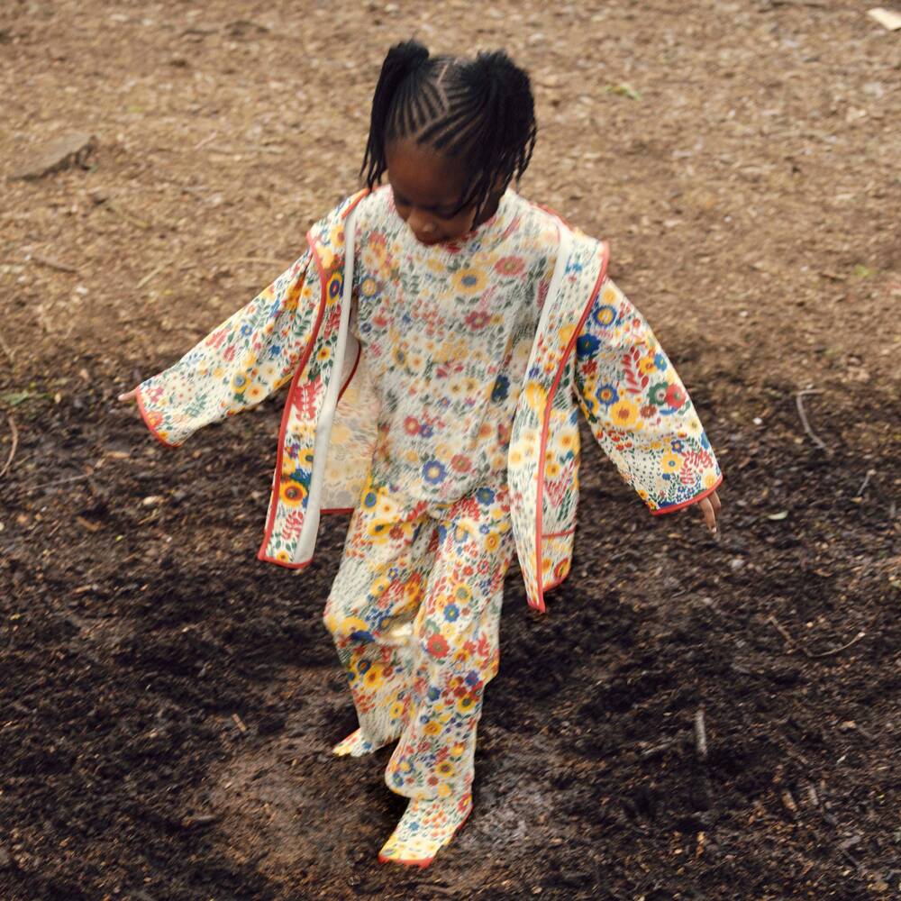Stella McCartney Kids-معطف واقي من المطر لون عاجي بطبعة ورود ملونة للبنات | Childrensalon