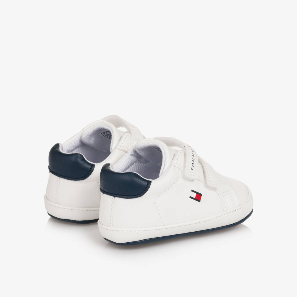 Tommy Hilfiger-حذاء رياضي لون أبيض وكحلي للأولاد الرضع | Childrensalon