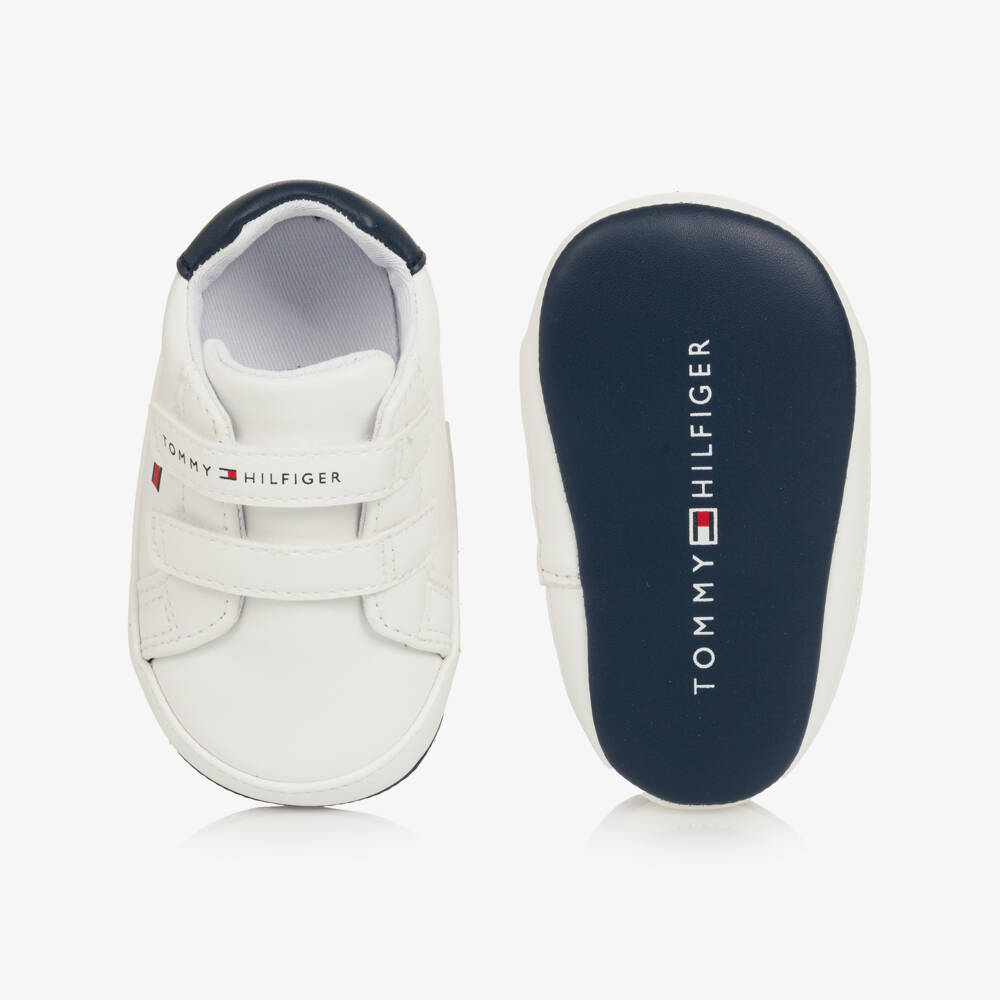 Tommy Hilfiger-حذاء رياضي لون أبيض وكحلي للأولاد الرضع | Childrensalon
