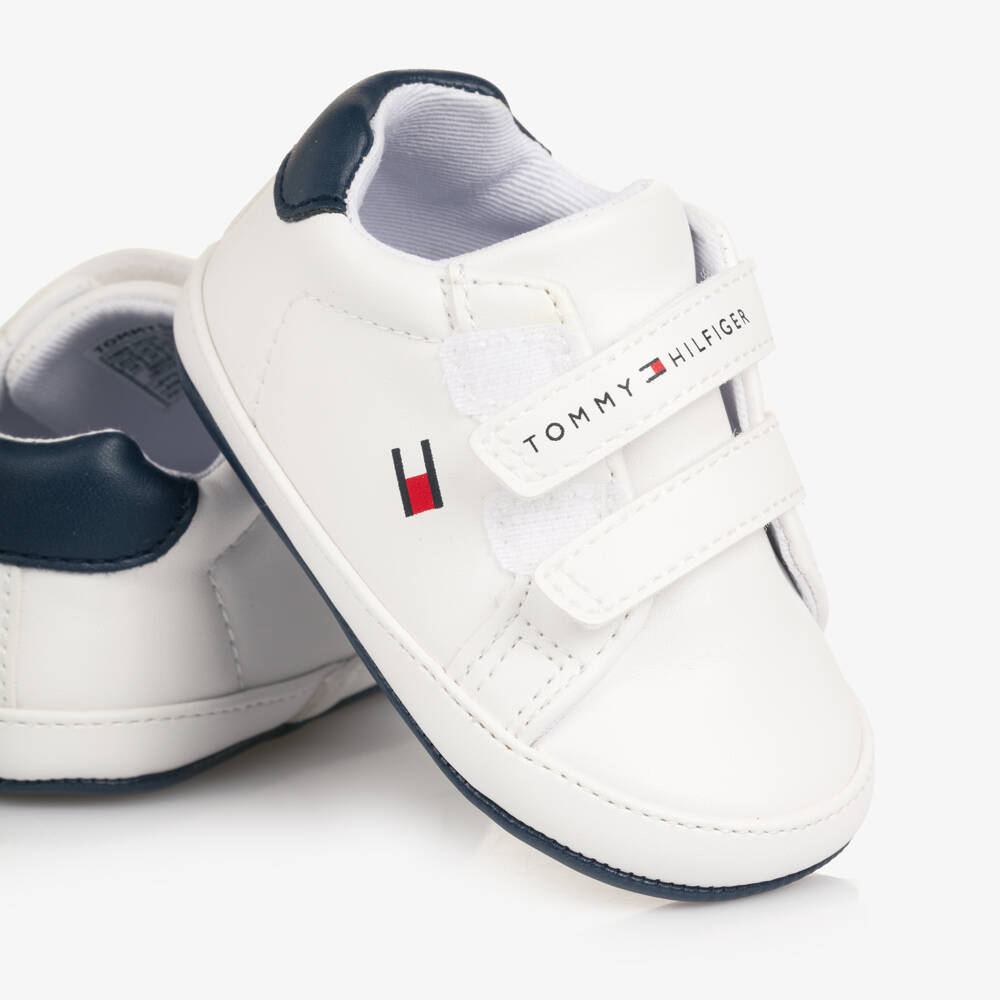 Tommy Hilfiger-حذاء رياضي لون أبيض وكحلي للأولاد الرضع | Childrensalon