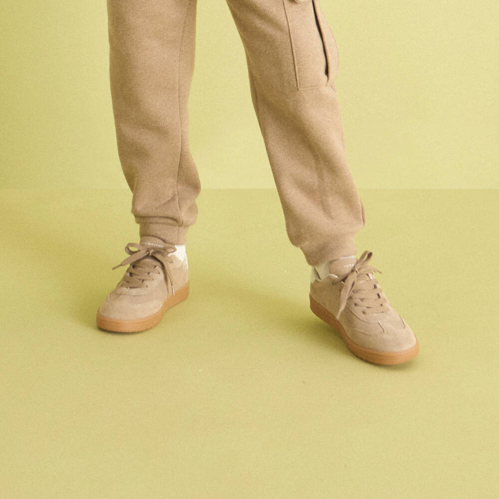 Tommy Hilfiger-Кроссовки бежевые замшевые на шнуровке для детей | Childrensalon