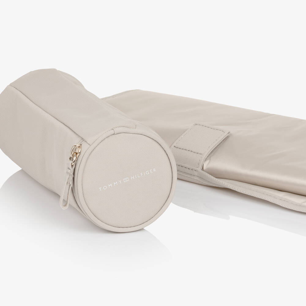 Tommy Hilfiger-حقيبة تغيير الحفاضات كانفاس لون بيج (39 سم) | Childrensalon