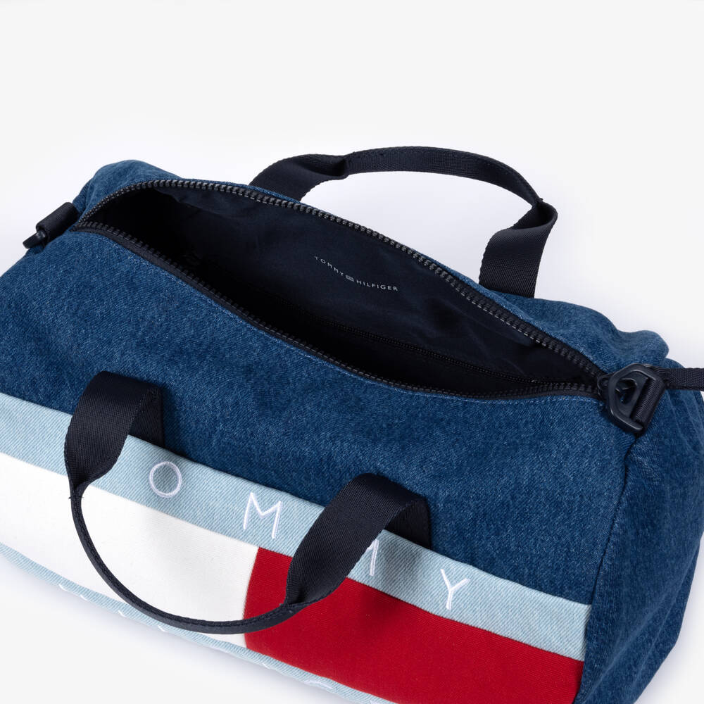 Tommy Hilfiger-حقيبة رياضية بشعار العلم دنيم لون أزرق (35 سم) | Childrensalon