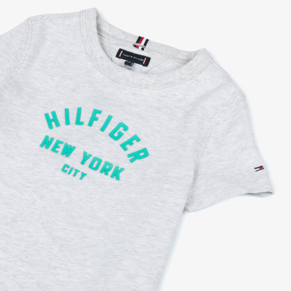 Tommy Hilfiger-Футболка серая из хлопка с зелёным логотипом для мальчиков | Childrensalon