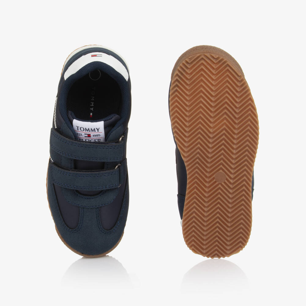 Tommy Hilfiger-حذاء رياضي بشريط لاصق لون كحلي للأولاد | Childrensalon