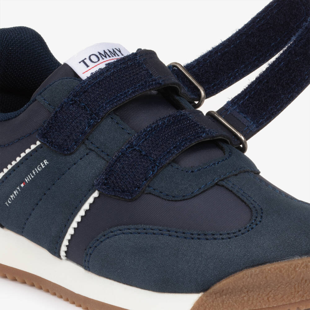 Tommy Hilfiger-حذاء رياضي بشريط لاصق لون كحلي للأولاد | Childrensalon