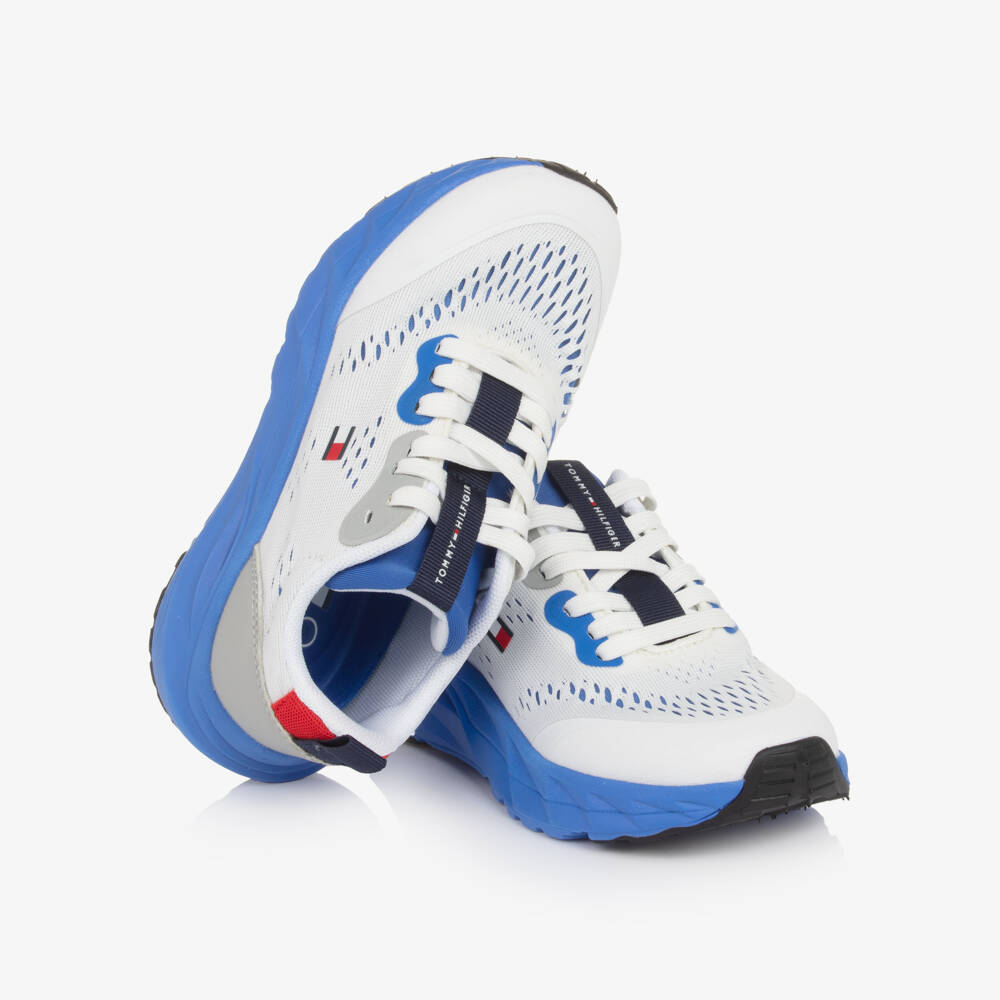 Tommy Hilfiger-حذاء رياضي بأربطة لون أبيض وأزرق للأولاد | Childrensalon