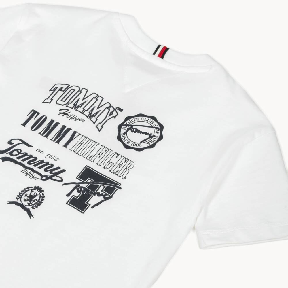 Tommy Hilfiger-تيشيرت قطن متعدد الشعارات لون أبيض للأولاد | Childrensalon