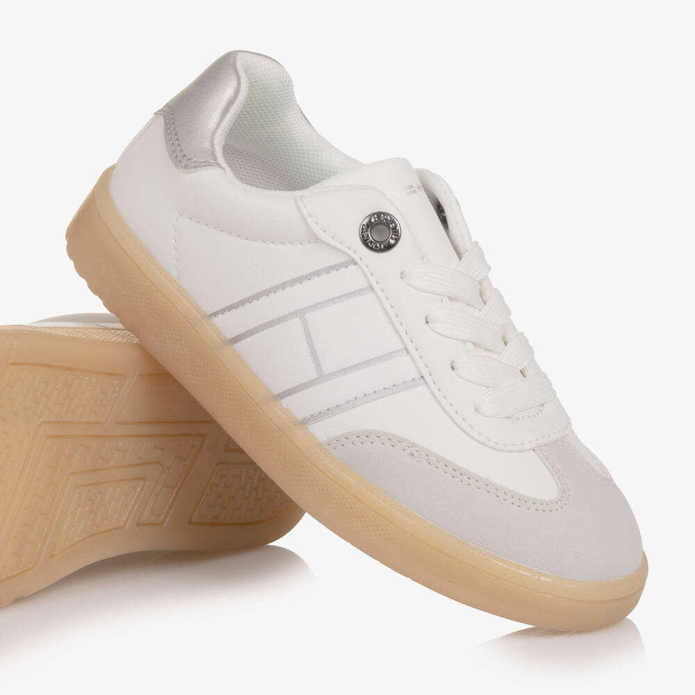 Tommy Hilfiger-Кроссовки белые с серебристой отделкой на шнуровке для девочек | Childrensalon