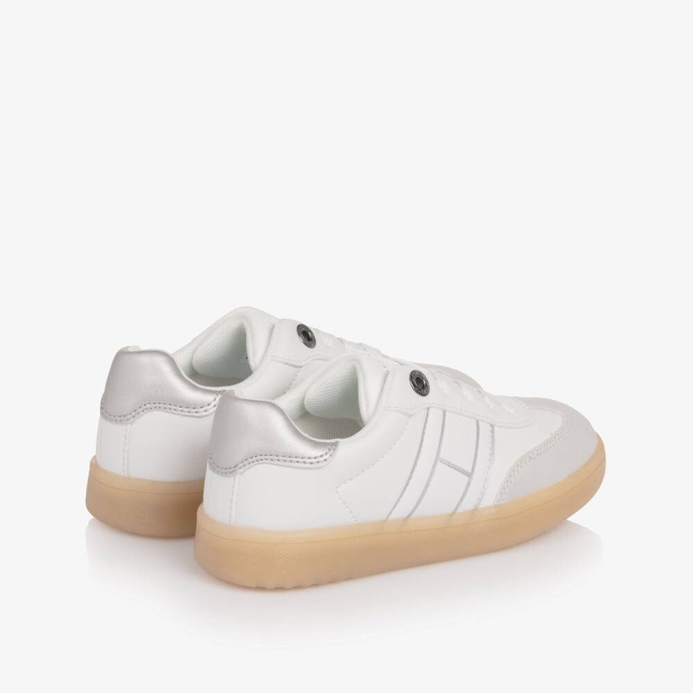 Tommy Hilfiger-Кроссовки белые с серебристой отделкой на шнуровке для девочек | Childrensalon