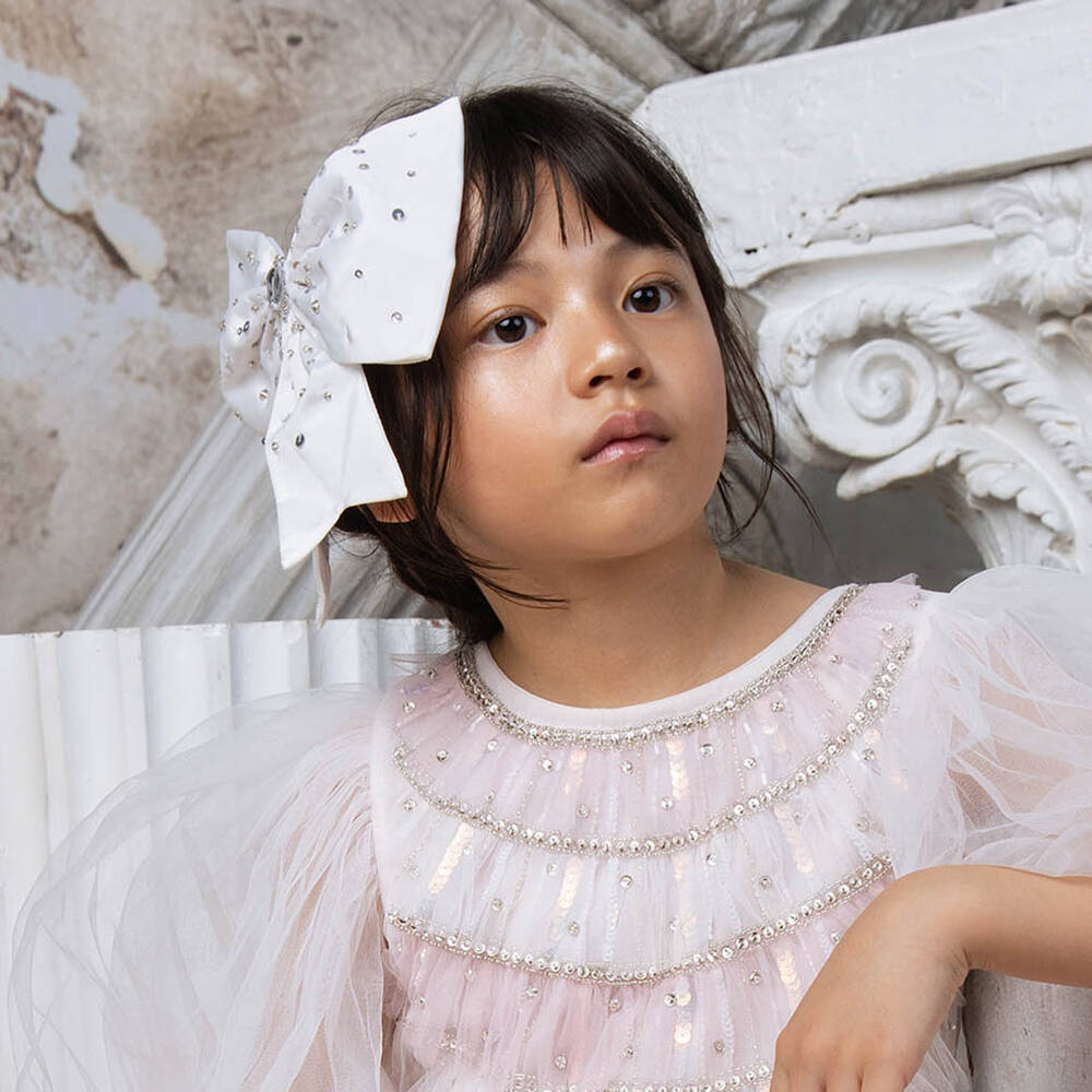 Tutu du Monde-مشبك شعر بفيونكة ساتان مزينة بالترتر والكريستال لون أبيض للبنات (21 سم) | Childrensalon