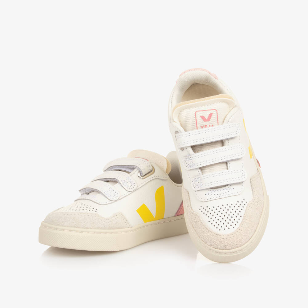 VEJA-حذاء رياضي V-90 جلد لون أبيض وأصفر للبنات | Childrensalon