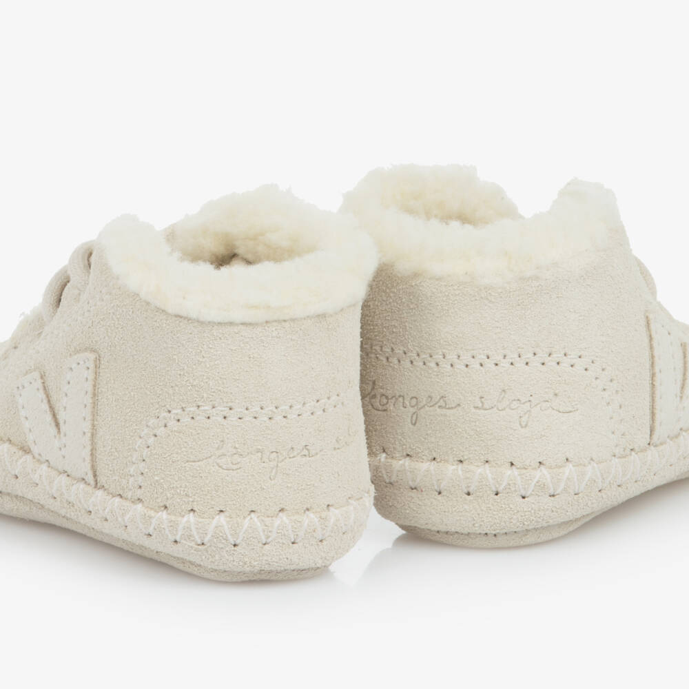 VEJA-Ivory Konges Sløjd Pre-Walkers in Suede Leather | Childrensalon