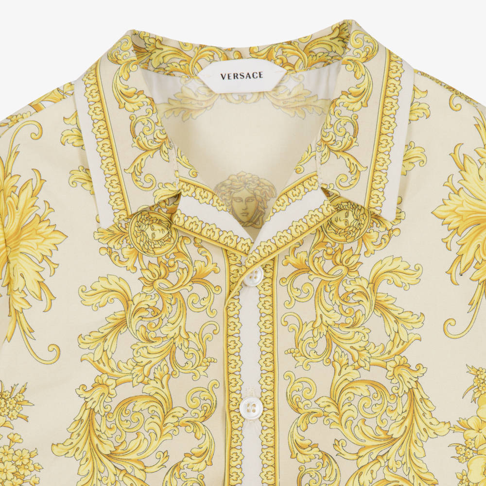Versace-طقم شورت وقميص بطبعة باروكو لون عاجي وذهبي للأولاد الرضع | Childrensalon