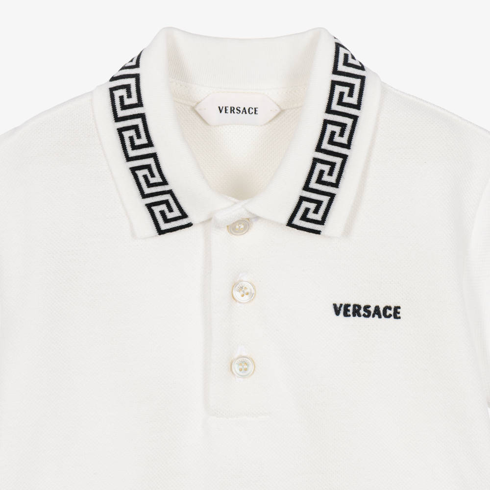 Versace-تيشيرت بولو لون أبيض بتفاصيل طبعة غريكا للأولاد الرضع | Childrensalon