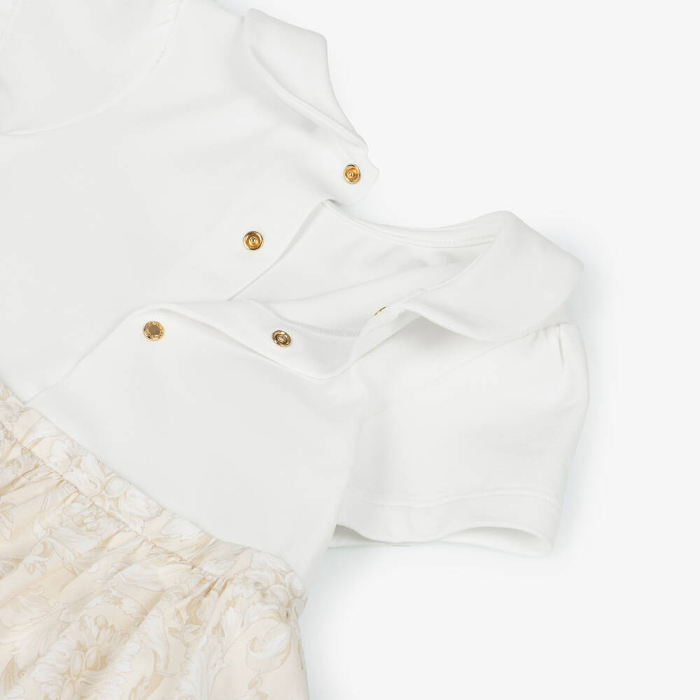 Versace-فستان قطن لون بيج بطبعة باروكو بنات رضع | Childrensalon