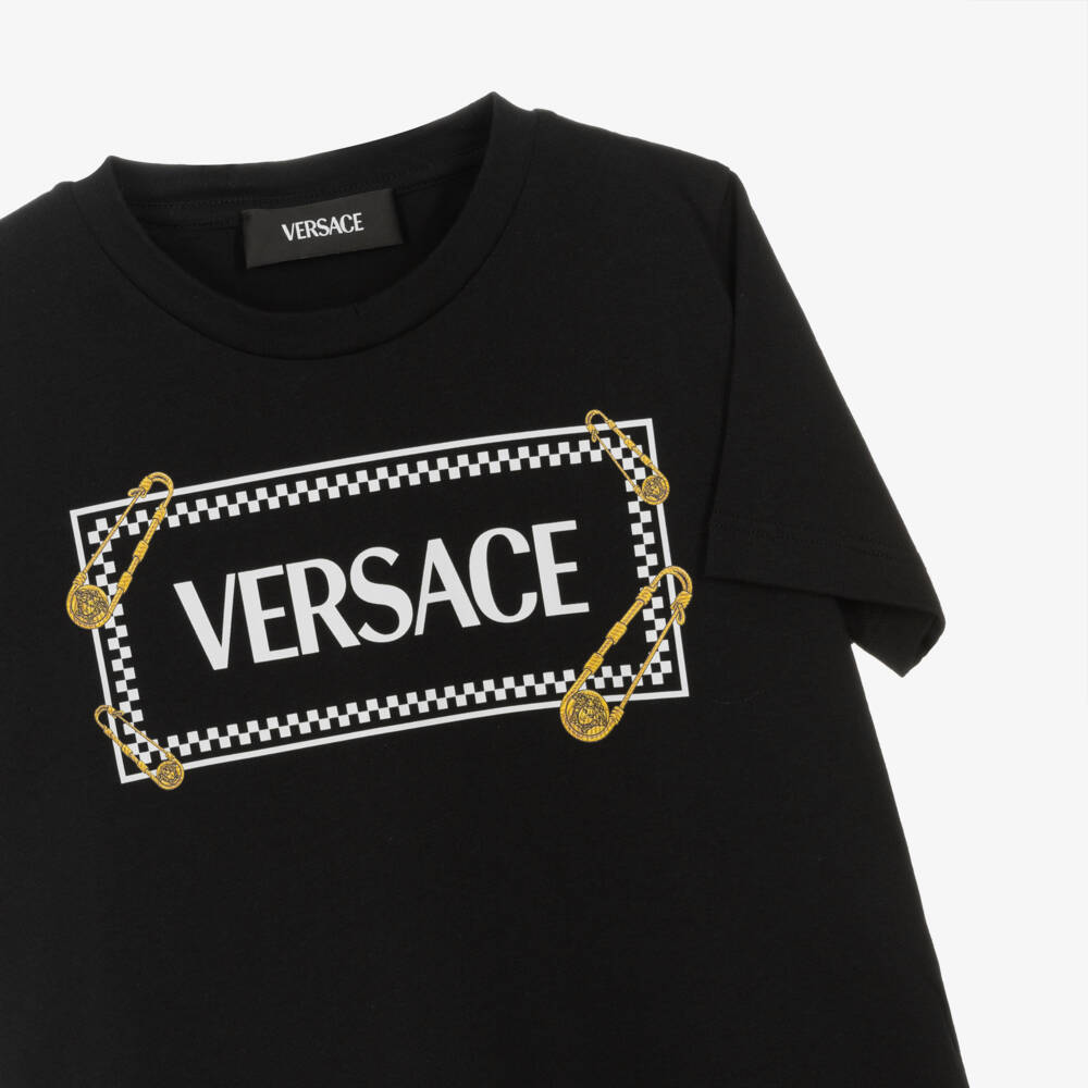 Versace-تيشيرت بشعار دبوس أمان قطن لون أسود للأولاد | Childrensalon