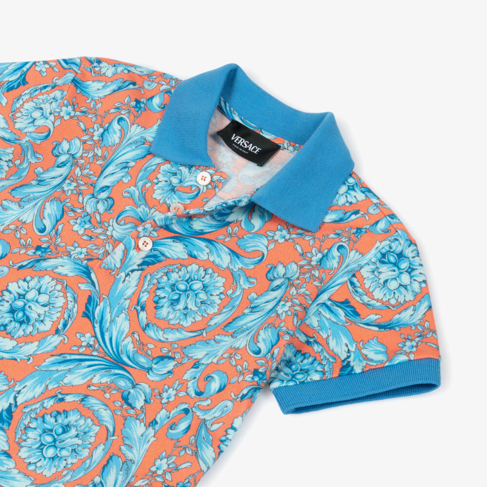 Versace-قميص بولو بطبعة باروكو بيكيه لون أزرق وبرتقالي للأولاد | Childrensalon