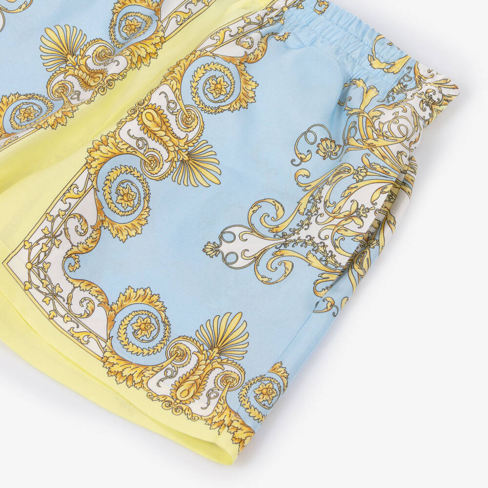 Versace-شورت حرير بطبعة باروكو لون أزرق وأصفر للأولاد | Childrensalon