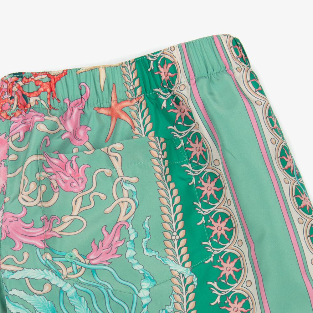 Versace-شورت سباحة بطبعة باروكو لون أخضر للأولاد | Childrensalon