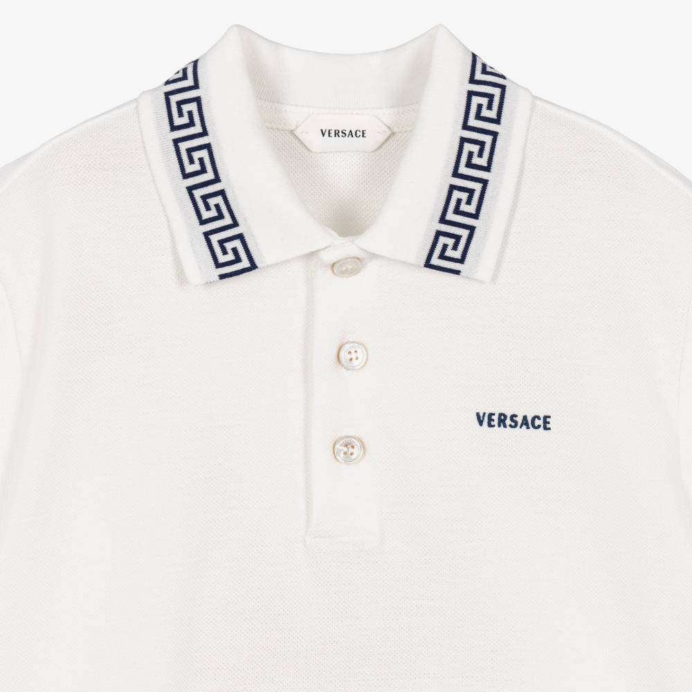 Versace-قميص بولو لون أبيض بتفاصيل طبعة غريكا للأولاد | Childrensalon