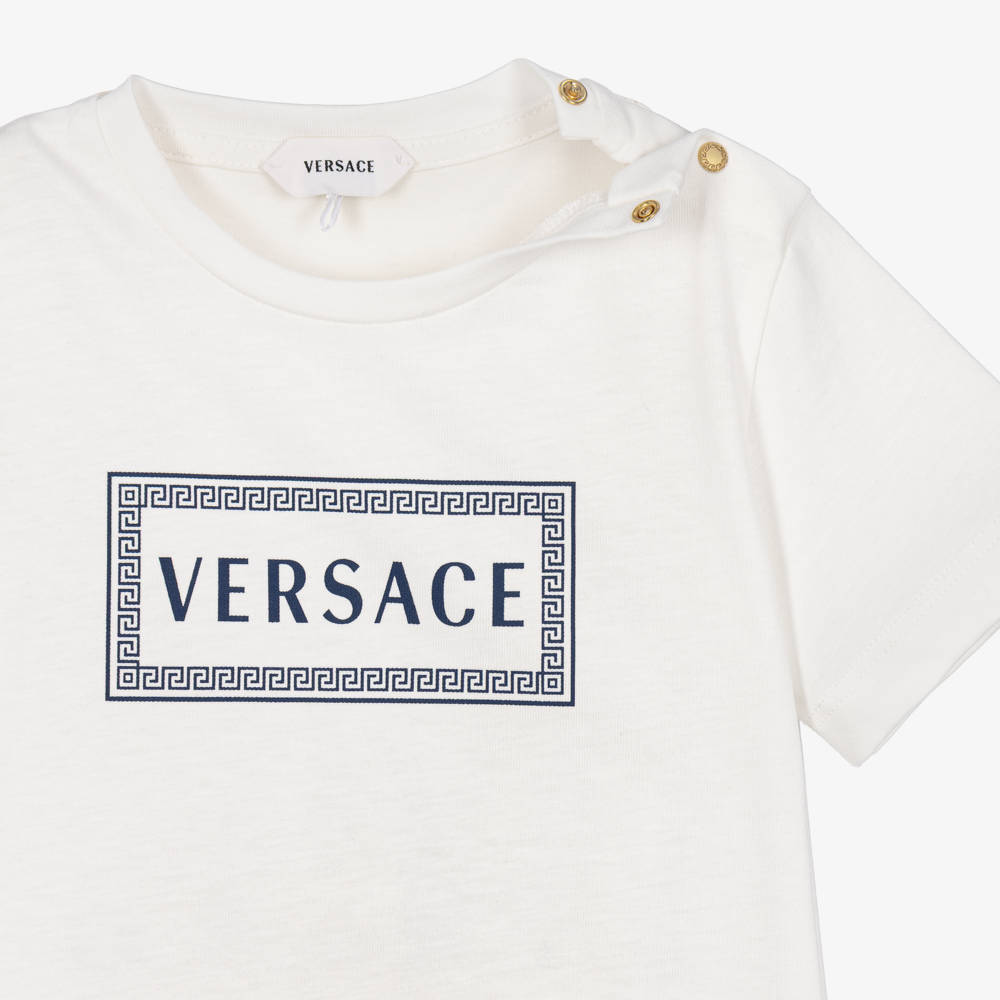 Versace-تيشيرت بطبعة شعار الماركة لون أبيض للأولاد | Childrensalon